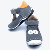 Small Foot Lauflernschuhe, Größe 24, Modell 'Big Eyes', in den Farben Grau und Orange, präsentiert auf dem Titelbild.