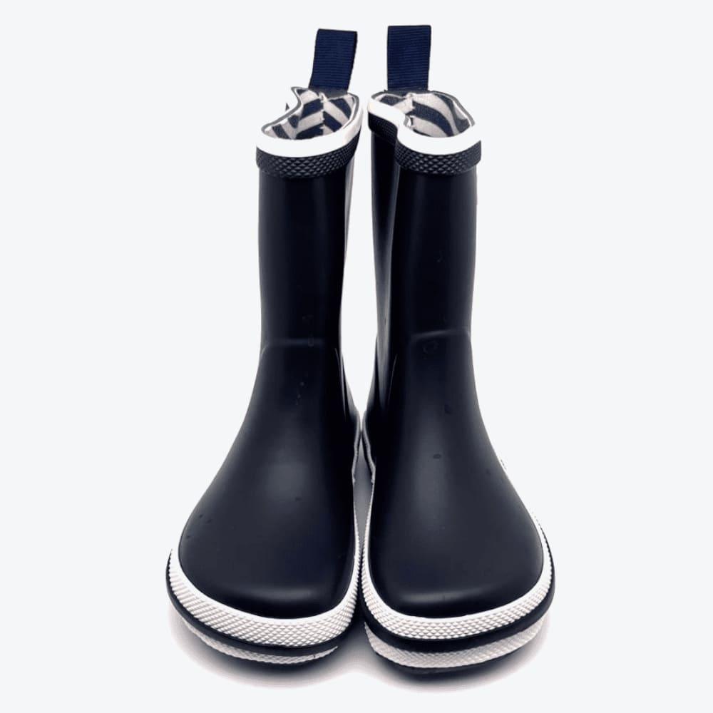 Frontansicht der Bundgaard Gummistiefel in Größe 28, Modell Charly High Classic Navy, in eleganter Schwarz-Farbe.