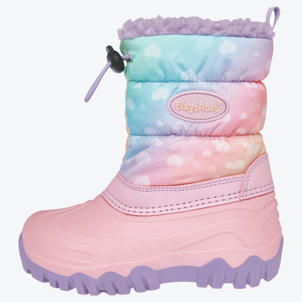Linke Seitenansicht des Playshoes Winterstiefels in Rosa mit Regenbogen-Schaft, Herzchenprint, Logo-Aufnäher und lila Profilsohle.